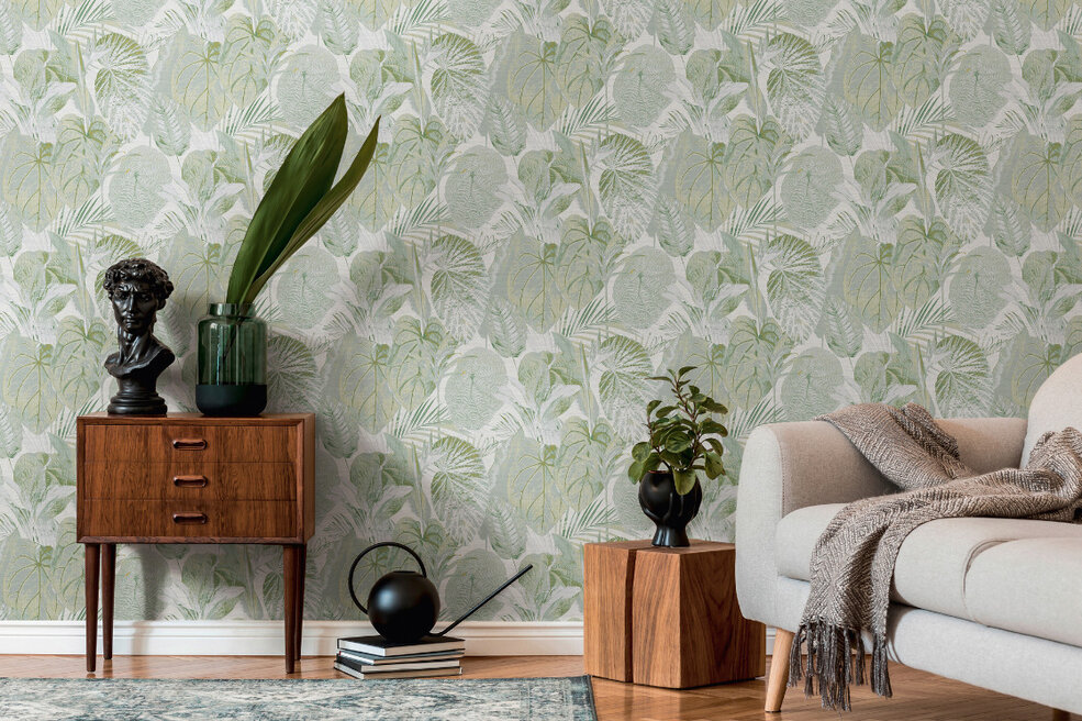 Elegantes Wohnzimmer mit heller Blättertapete, Holzmöbeln und tropischen Grünpflanzen.