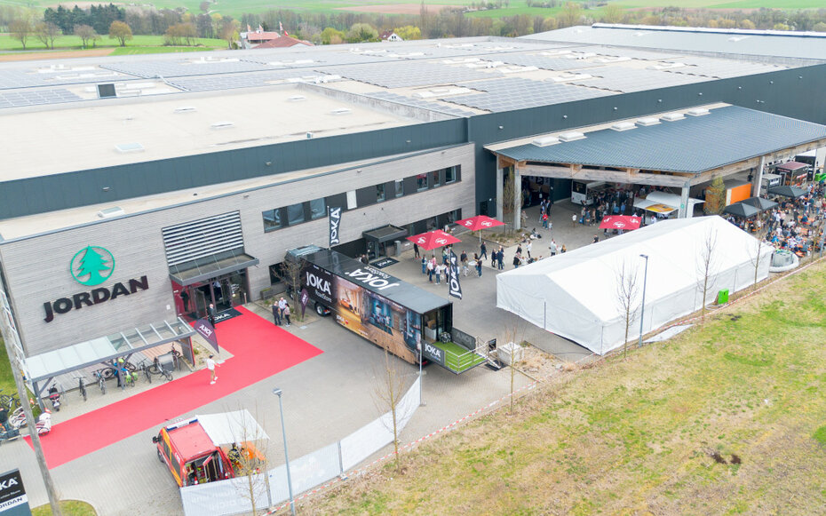 Luftaufnahme des Standorts in Würzburg mit neuer, moderner Halle, rotem Teppich und Veranstaltungsvorbereitungen im Außenbereich.