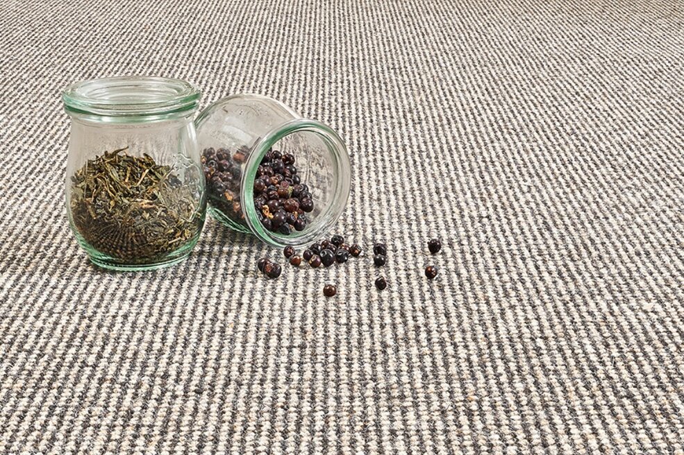 Detailaufnahme des JOKA Teppichboden Wool Calais mit natürlicher Struktur und fein gewebter Oberfläche.