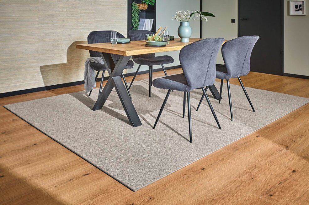 Essplatz mit abgepasstem JOKA Teppichboden Wool Denia als strukturierendes Gestaltungselement.