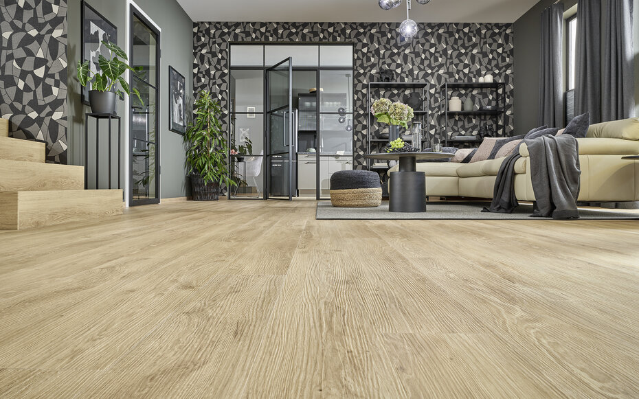 Raumbild eines Wohnzimmers. Der Fokus liegt auf dem hellen Fresh Oak Designboden und dunkler Tapete.