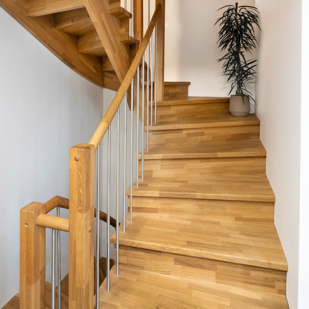 Moderne Holztreppe mit JOKA Bodenbelag, die Langlebigkeit und stilvolle Optik vereint.