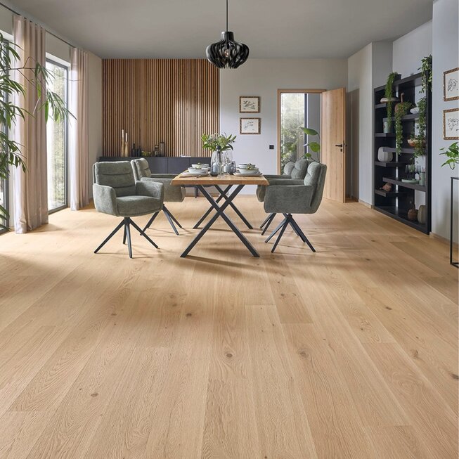 Raumbild eines Esszimmers, welches durch den grauen Naturholzboden modern und edel wirkt.