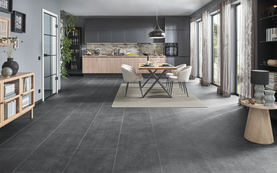 Weitläufiges Wohnzimmer mit grauem Teppichboden und stilvoller Einrichtung
