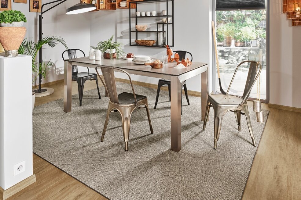 Essbereich mit JOKA Teppichboden Wool Calais, helle Küche und harmonisch integrierte textile Bodenfläche.