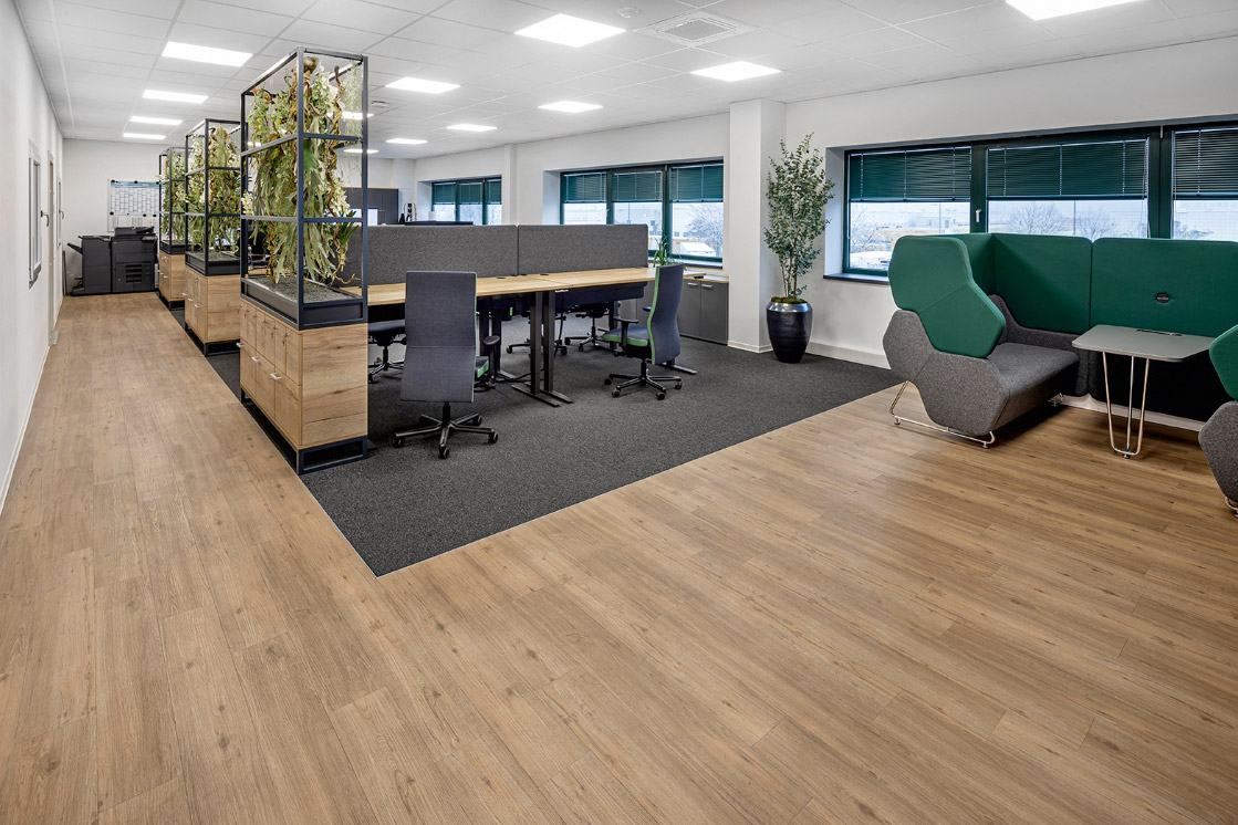JOKA-Referenzen-Designboden-Büro Raumbild eines offenen Büros, in dem ein 555 JOKA Designboden in natürlichem Farbmuster verlegt ist.