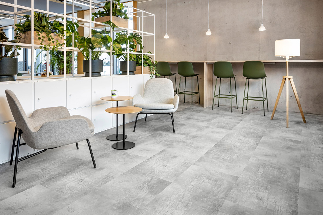 JOKA-Referenzen-Designboden-Hitradio-FFH-Büro Raumbild eines Hitradio FFH Büros, in dem ein hellgrauer JOKA Designboden 340 verlegt ist.