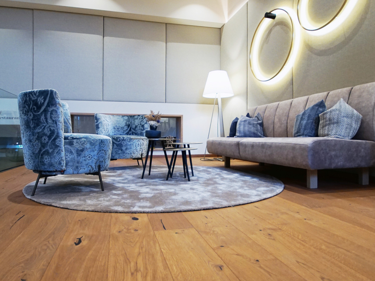 ngangsbereich eines Hotels mit hochwertigem JOKA Bodenbelag und modernen Möbeln für einen einladenden ersten Eindruck.