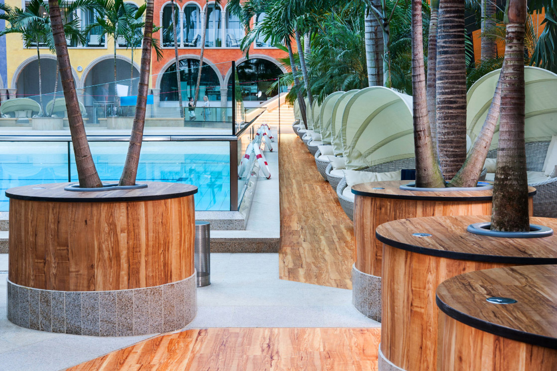 JOKA-Referenzen-Designboden-Therme Bild es Beckenrandbereichs der Therme Erding - dort ist der hellgraue JOKA Designboden 555 verlegt.